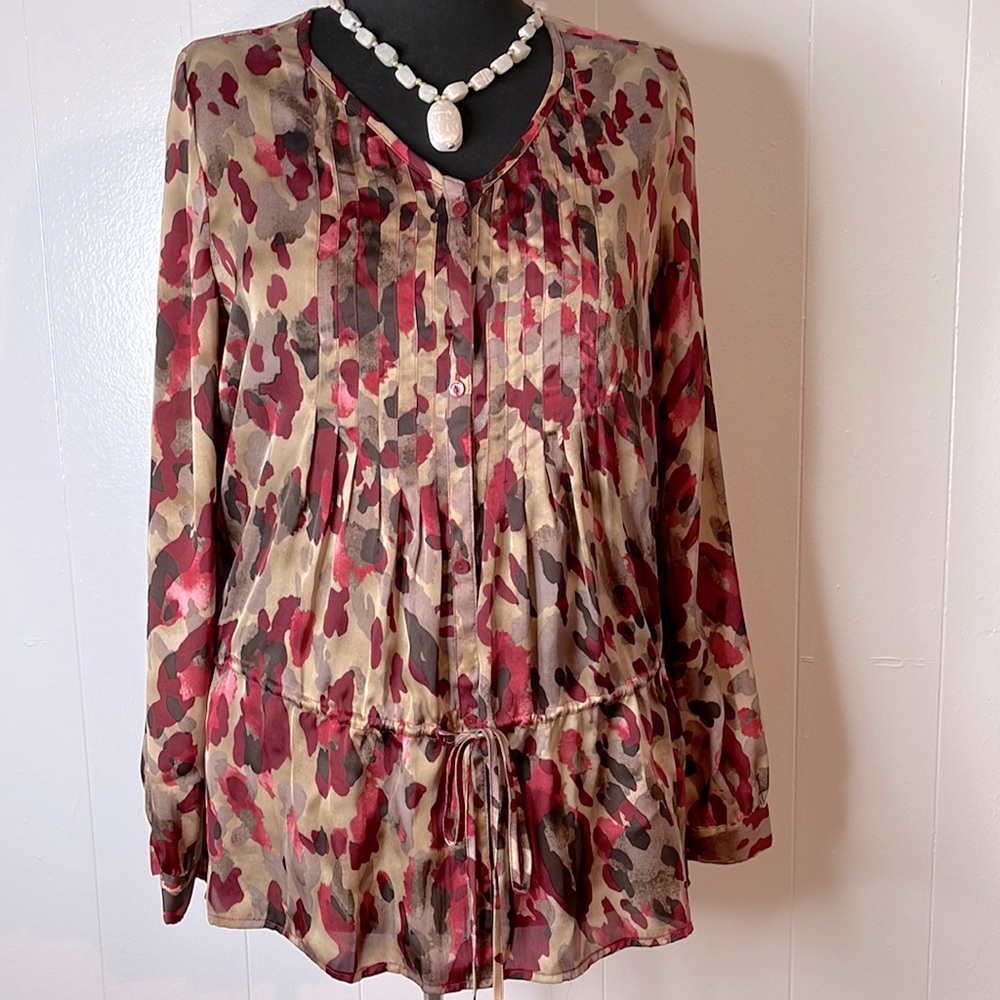 Jones New York Long Sleeve Top. Buttoned down pleated with  drawstring.